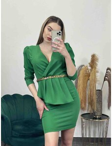 PrestigeShop Krátke elegantné šaty so zlatou retiazkou a prekladaným výstrihom - zelené
