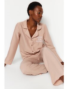 Trendyol Collection Béžová vyšívaná súprava košeľa-nohavice z tkaného pyžama