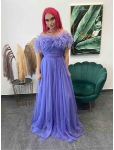 PrestigeShop Elegantné šaty s lodičkovým výstrihom a perím - svetlo fialové
