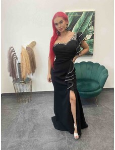 PrestigeShop Dlhé elegantné priliehavé šaty s volánikom, kamienkami a odhaleným ramenom - čierne