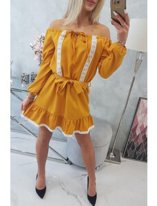 K-Fashion Šaty s otvorenými ramenami a čipkou v horčicovej farbe