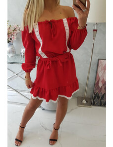 K-Fashion Šaty s odhalenými ramenami a čipkou červenej farby