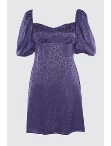 Trendyol Lilac Back detailné žakárové saténové šaty