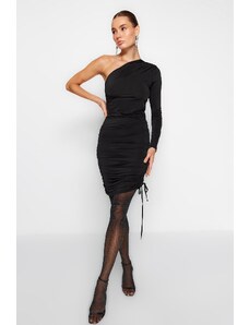 Trendyol Collection Čierne priliehavé pletené elegantné večerné šaty s jedným rukávom