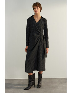 Trendyol Collection Čierny rovný strih Midi s dvojitým zapínaním pruhované šaty Tkané šaty
