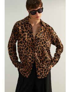 Trendyol Collection Hnedá saténová tkaná košeľa so zvieracím vzorom Premium Oversize/Wide Fit