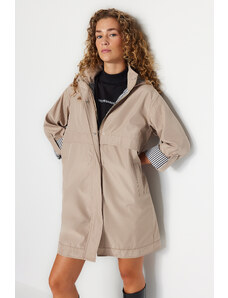 Trendyol Collection Béžová nadrozmerná pršiplášť s kapucňou a pruhovanou podšívkou kabát do vetrovky