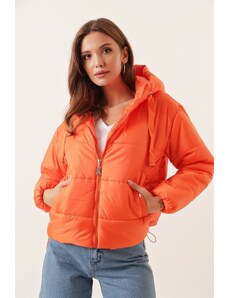 By Saygı Autor: Saygı elastický pás, nafukovací kabát oranžový s kapucňou a podšívkou.