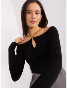 LEFON Čierny elegantný rebrovaný sveter s odhalenými ramenami a retiazkou