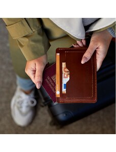 Bagind Porty - praktické hnedé kožené vrecko na cestovný pas, ručná výroba
