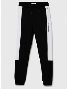 Detské bavlnené tepláky Calvin Klein Jeans čierna farba, vzorované