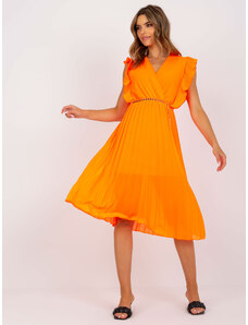 Fashionhunters Fluo oranžové splývavé midi šaty so záhybmi