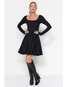 Trendyol Čierne pletené minišaty so sukňou so štvorcovým výstrihom a volánovým vypasovaným pásom