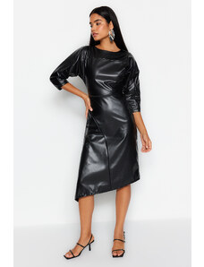 Trendyol Collection Čierne tkané šaty z umelej kože s asymetrickým otváraním sukne v páse