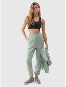 4F Dámske teplákové nohavice typu jogger z organickej bavlny - zelené