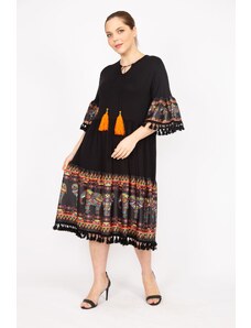 Şans Dámske čierne šaty v nadmernej veľkosti s rukávmi a sukňou so vzorovaným strapcom 65n35844
