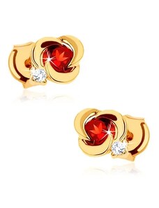 Šperky Eshop - Zlaté náušnice 375 - kvet s hladkými lupeňmi a okrúhlym červeným granátom S2GG61.03
