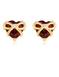Šperky Eshop - Zlaté náušnice 585 - srdce z červeného granátu s úzkou uviazanou stužkou S3GG89.32