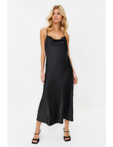Trendyol Collection Saténové šaty s čiernymi doplnkami