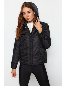 Trendyol Collection Čierny priliehavý vodoodpudivý kabát s kapucňou