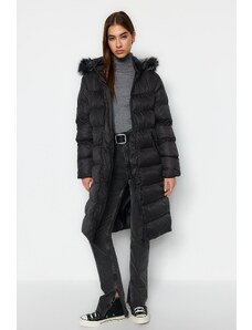 Trendyol Collection Vodoodpudivý dlhý kabát s kapucňou z čiernej kožušiny