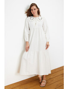 Trendyol Modest Tkané šaty s ecru golierom, vyšívanou polovičnou légou, ľanovým vzhľadom