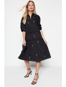 Trendyol Collection Čierne vyšívané midi tkané šaty rovného strihu