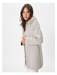 Koton dlhý kabát, odnímateľný faux für golier so zipsom.