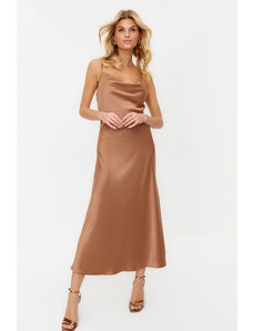 Trendyol Collection Saténové šaty s hnedými doplnkami