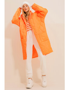 Trend Alaçatı Stili Dámsky oranžový kabát s dvojitým predným dvojitým vreckom na zips s kapucňou a dlhým rukávom