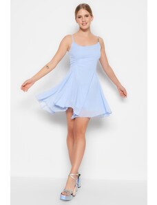 Trendyol Collection Svetlomodré elegantné spoločenské šaty s otvoreným pásom/korčuliarskym šifónom