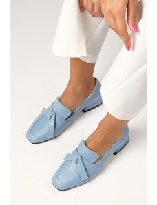 Mio Gusto Dámske krátke topánky na podpätku s tupou špičkou modrej farby Agatha s doplnkami na mašličku