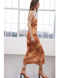 Trendyol Collection Limitovaná edícia dlaždicového zadného detailu Saténové maxi tkané šaty