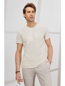 AC&Co / Altınyıldız Classics Pánske béžové tričko Slim Fit úzkeho strihu s výstrihom zo 100 % bavlny s potlačou