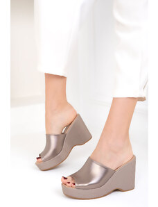SOHO Platinové dámske topánky na klinovom podpätku
