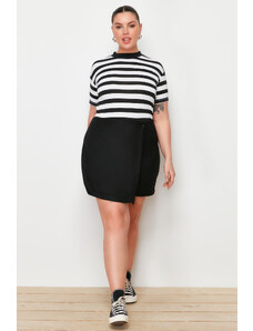 Trendyol Curve Čierne hladké šortky Sukňa Finike Woven Plus Size Sukňa