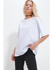 Trend Alaçatı Stili Dámske biele tričko s vyšívaným perlou a kameňom s výstrihom