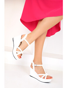 SOHO Biele dámske topánky na klinovom podpätku