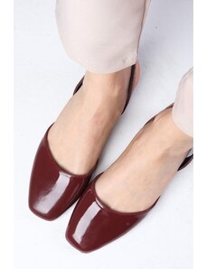 Mio Gusto Krátke dámske topánky na podpätku z lakovanej kože Aura Burgundy s tupou špičkou