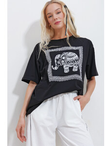 Trend Alaçatı Stili Dámske čierne tričko s potlačou Stoned Elephant Oversize