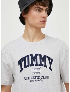 Bavlnené tričko Tommy Jeans pánske,šedá farba,s nášivkou,DM0DM18557