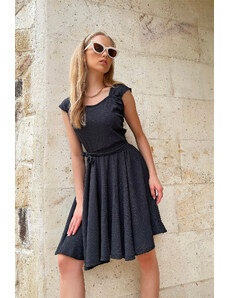 Trend Alaçatı Stili Dámske čierne šaty s hrubým remienkom, sukne s volánom a viazaným opaskom