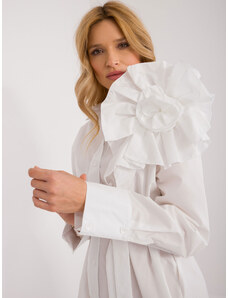 LAKERTA Biele asymetrické košeľové šaty s opaskom a výraznou aplikáciou kvetiny na pleci