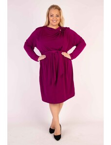 venusamoda Elastické padavé šaty s brošňou fialové
