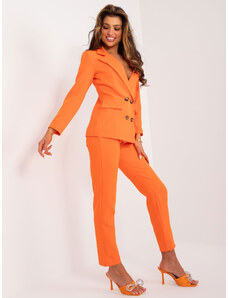 ITALY MODA Elegantný dámsky nohavicový kostým s dvojradovým zapínaním v oranžovej farbe