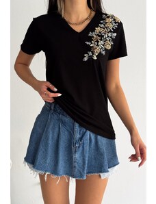 FEMELLE Dámske čierne tričko s véčkovým výstrihom na pleci, kvet flitrami, vyšívaný strapec, 100 % bavlna