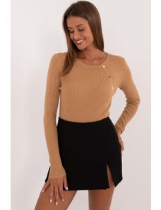 MladaModa Vrúbkovaný sveter s ozdobnými gombíkmi model 32262 farba camel