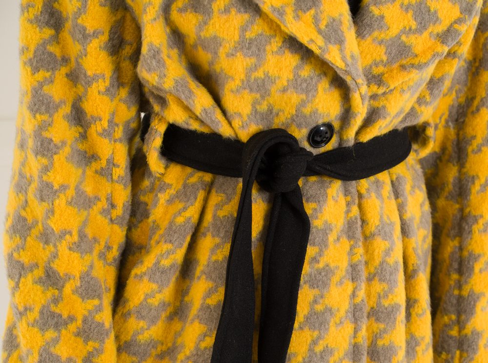 Glamorous by Glam Dámsky kabát žlto-sivý vzorovaný s opaskom