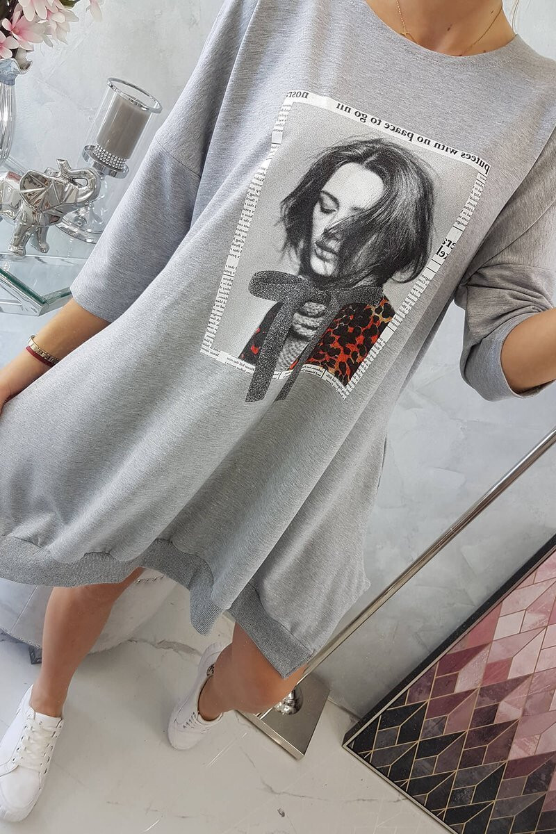 K-Fashion Šaty s potlačou a rozšírenou spodnou časťou šedej