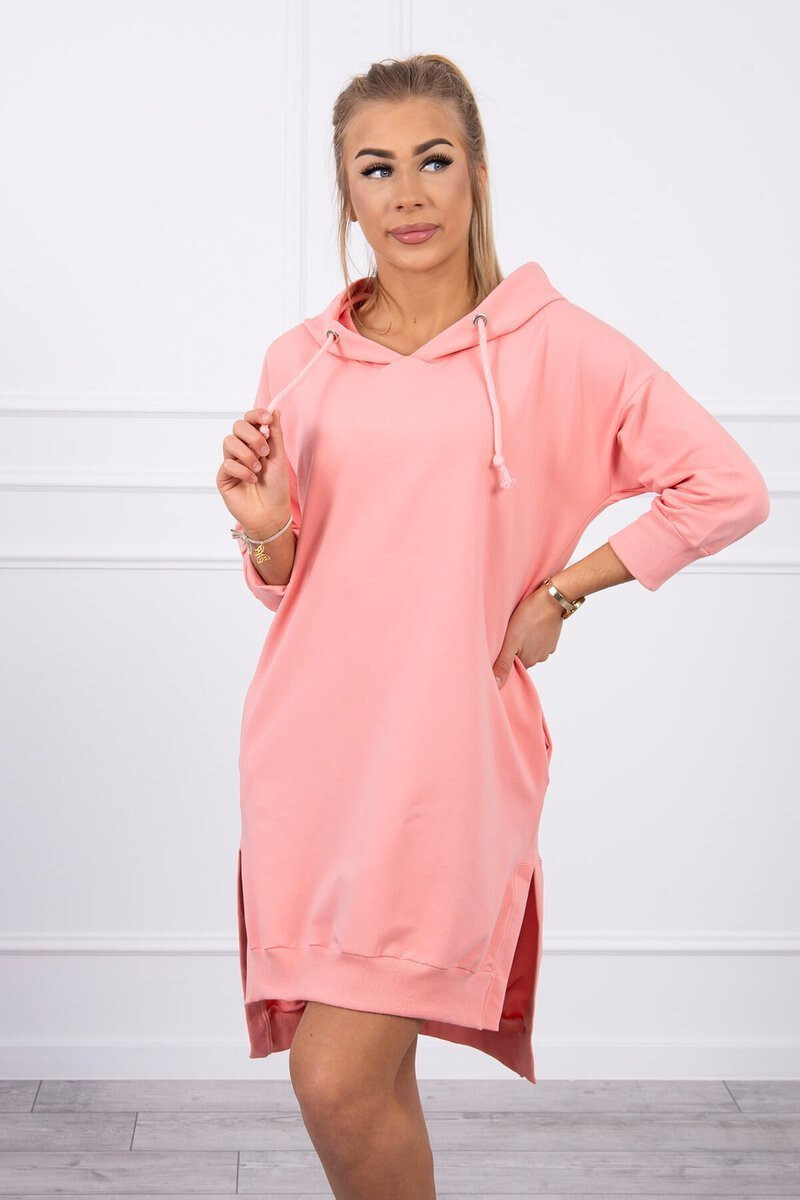 K-Fashion Šaty s kapucňou a dlhším chrbtom v marhuľovej farbe
